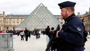 La directrice du Louvre annonce l'installation d'un poste de police "mobile"
