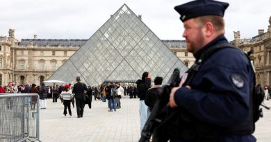 La directrice du Louvre annonce l'installation d'un poste de police "mobile"