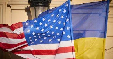 La fin de la guerre en Ukraine reste une priorité de la politique étrangère américaine selon un conseiller de Trump