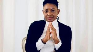 La guadeloupéenne Laurence Joseph, comédienne, actrice, auteure et chanteuse, est sur scène en Martinique