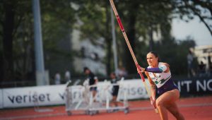 La minute sport : la perchiste loirétaine Bérénice Petit part en stage avec l'équipe de France - ICI