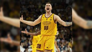 La minute sport : les basketteurs "chambreurs" dans le viseur des arbitres - ICI