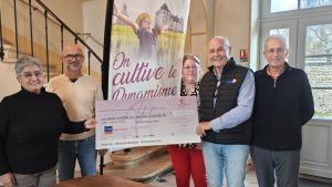 La municipalité de Cherveux remet un chèque de 1.300 € à la Ligue contre le cancer