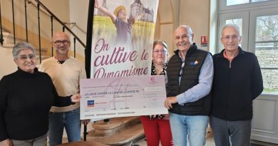 La municipalité de Cherveux remet un chèque de 1.300 € à la Ligue contre le cancer