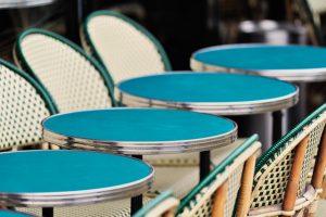 "La place des noirs, c'est à la cave" : à Bordeaux, la plainte collective contre un patron de brasserie