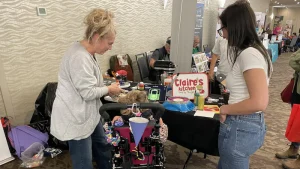 Une enfant utilise le capteur de Possibility Neurotechnologies pour faire de la peinture à l'aide de sa mère.