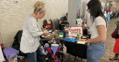 Une enfant utilise le capteur de Possibility Neurotechnologies pour faire de la peinture à l'aide de sa mère.
