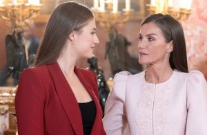 La reine Letizia et ses filles Leonor et Sofia adoptent le color-block sur le tapis rouge