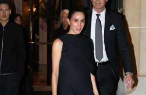 La robe satinée de Meghan Markle : l'élégance incontournable pour les fêtes de fin d'année