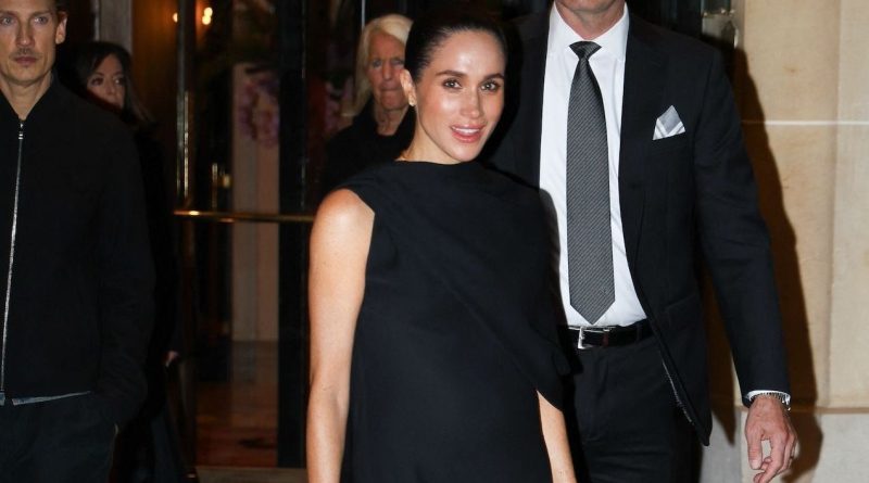 La robe satinée de Meghan Markle : l'élégance incontournable pour les fêtes de fin d'année