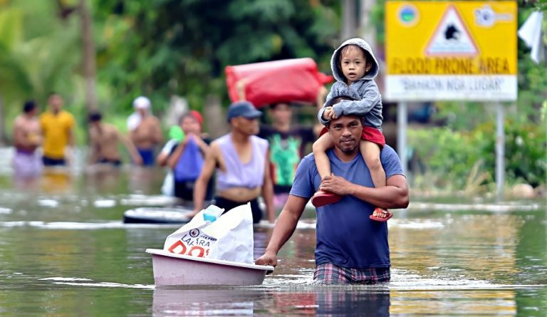 La "super-typhon" Fung-wong touche terre aux Philippines, au moins deux morts