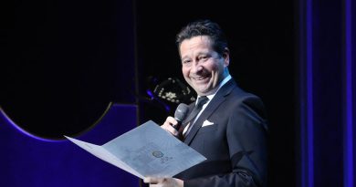 Laurent Gerra dresse la table sur la scène d’Agen Agora