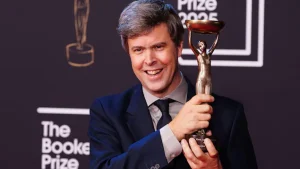 L’auteur canadien David Szalay remporte le prix Booker pour Flesh