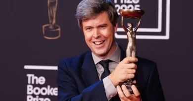 L’auteur canadien David Szalay remporte le prix Booker pour Flesh