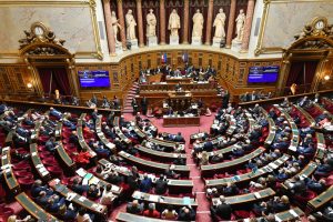 Le Sénat vote pour augmenter le temps de travail annuel de douze heures