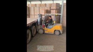 Le chauffeur de chariot élévateur déplace le chariot avec aisance.