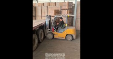 Le chauffeur de chariot élévateur déplace le chariot avec aisance.