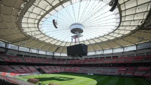 L'intérieur d'un stade avec un toit.