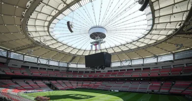 L'intérieur d'un stade avec un toit.