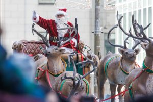 Le défilé du père Noël prend d’assaut le centre-ville