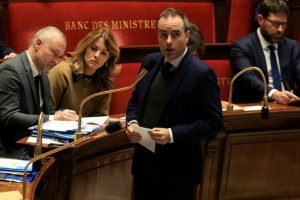 Le gouvernement veut croire à un compromis malgré le rejet quasi unanime du budget