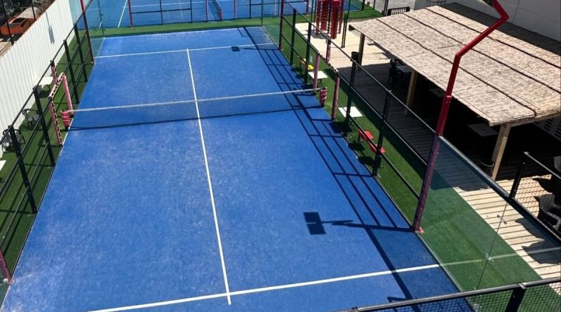 Le padel : le sport qui séduit de plus en plus dans le Gard ! Béatrice Kaboré a testé - ICI