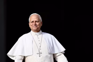 Le pape Léon XIV critique la politique migratoire de Donald Trump et appelle à l'humanité aux États-Unis.