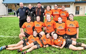 L’équipe des féminines de moins de 18 ans du club de rugby de Carhaix victorieuse face aux Briochines