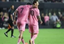 Deux joueurs de soccer en rose célèbrent un but.