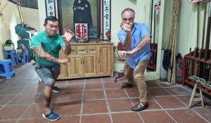 Charles Laux au Vietnam avec Philipe Gaudin, maitre du Shaolin Hung-Gar.