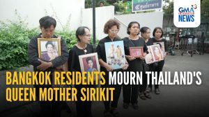 Les habitants de Bangkok rendent hommage à la Reine Mère Sirikit