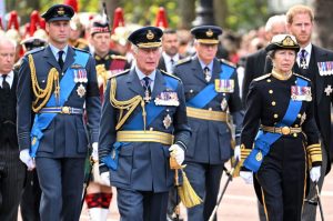 Les membres de la famille royale assistent à la procession du cercueil de la reine à Londres