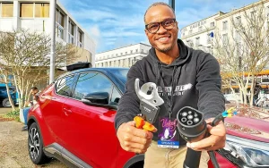 « Les voitures sont de plus en plus confortables mais de plus en plus vulnérables » : à Brest, cet « hackeur éthique » montre comment il pirate sa voiture