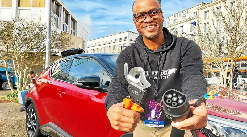 « Les voitures sont de plus en plus confortables mais de plus en plus vulnérables » : à Brest, cet « hackeur éthique » montre comment il pirate sa voiture