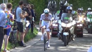 Liège-Bastogne-Liège 2025 : Tadej Pogačar au bord de la route
