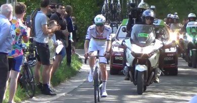 Liège-Bastogne-Liège 2025 : Tadej Pogačar au bord de la route