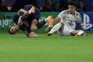 Ligue des champions: le PSG tombe face au Bayern, toujours invaincu, et perd Dembélé et Hakimi
