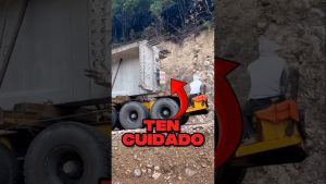 Logistique : transport d'un immense pont par la route