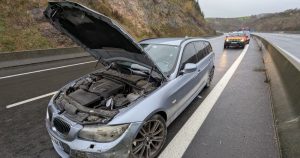 Loire. Accident sur la RN82  : la BMW percute le muret central en béton