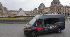 Le spectaculaire vol au Louvre chiffré à 88 millions d'euros par la conservatrice