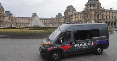 Le spectaculaire vol au Louvre chiffré à 88 millions d'euros par la conservatrice