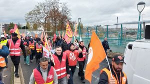 Les salariés d'Orangina manifestent contre la fermeture de leur usine à La Courneuve