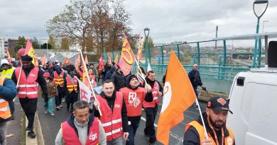 Les salariés d'Orangina manifestent contre la fermeture de leur usine à La Courneuve