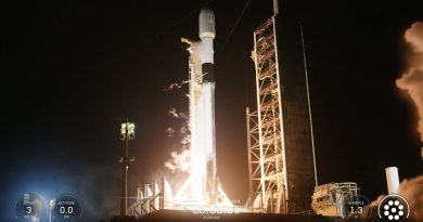 SpaceX lance 2 fusées en moins de 4 heures depuis la côte spatiale de Floride.