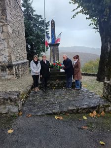 Dépôt de la gerbe au monument aux morts par les élus de Montardit et Pierre Fauroux, président des anciens combattants du Volvestre