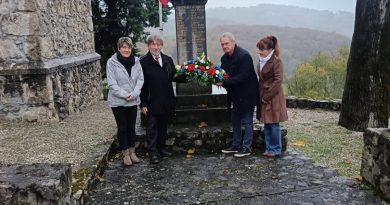 Dépôt de la gerbe au monument aux morts par les élus de Montardit et Pierre Fauroux, président des anciens combattants du Volvestre