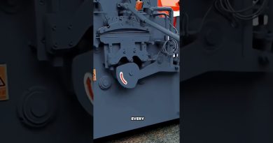 Machine Automatique de Fabrication de Cintres en Action