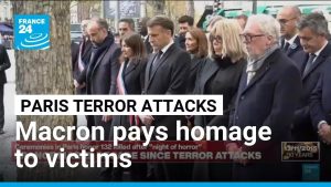 Macron rend hommage aux victimes des attentats de Paris 2015