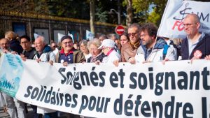 Marche blanche à Paris : les soignants réclament des moyens