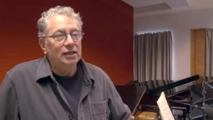 Marcher d’un pas décidé : la musique au service de la mémoire